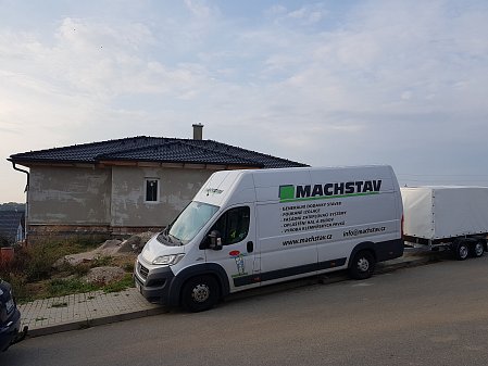 Foukaná izolace stropní konstrukce na novostavbě bungalovu ve Světé nad Sázavou
